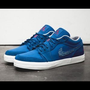 Nike Air Jordan v.2 Low Top Sneakers